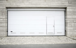 Pourquoi acheter une porte de garage basculante avec portillon intégré 