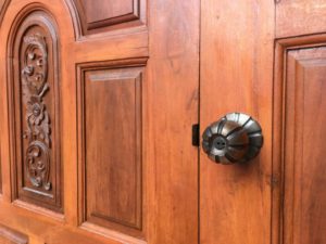 porte extérieure en bois